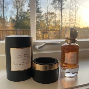 Donna Karan Cashmere & Palo Santo - Cashmere & Palo Santo från Donna Karan Cashmere Collection. Snygg och lyxig parfym som sticker ut i samlingen. Perfekt för dig som vill ha något unikt och trendigt. Eau de Parfum i 100 ml. Endast testad. Nypris runt 1880kr.