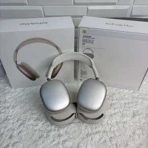 AirPods Max - Apple AirPods Max i silver med original smart case och förpackning. Hörlurarna är i mycket fint skick utan synligt slitage. Premium ljud, aktiv brusreducering och bekväm passform. Perfekt för musik, film och samtal. Komplett med tillbehör och kartong.