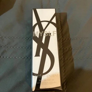 YSL MYSLF Eau de Parfum - YSL MYSLF Eau de Parfum med modern design. Påfyllningsbar flaska.  Perfekt för dig som vill sticka ut med en jätte clean lukt. Fick av min mamma i present men jag behöver pengar för tillfället