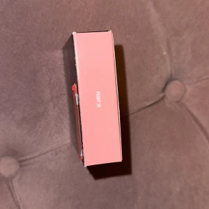 KVD blush - Säljer en Everlasting Blush i färgen Peony 30. Rouget kommer i en snygg svart och guldig förpackning och innehåller 6,3g. Perfekt för att ge kinderna en fräsch rosa ton med ett naturligt glow.