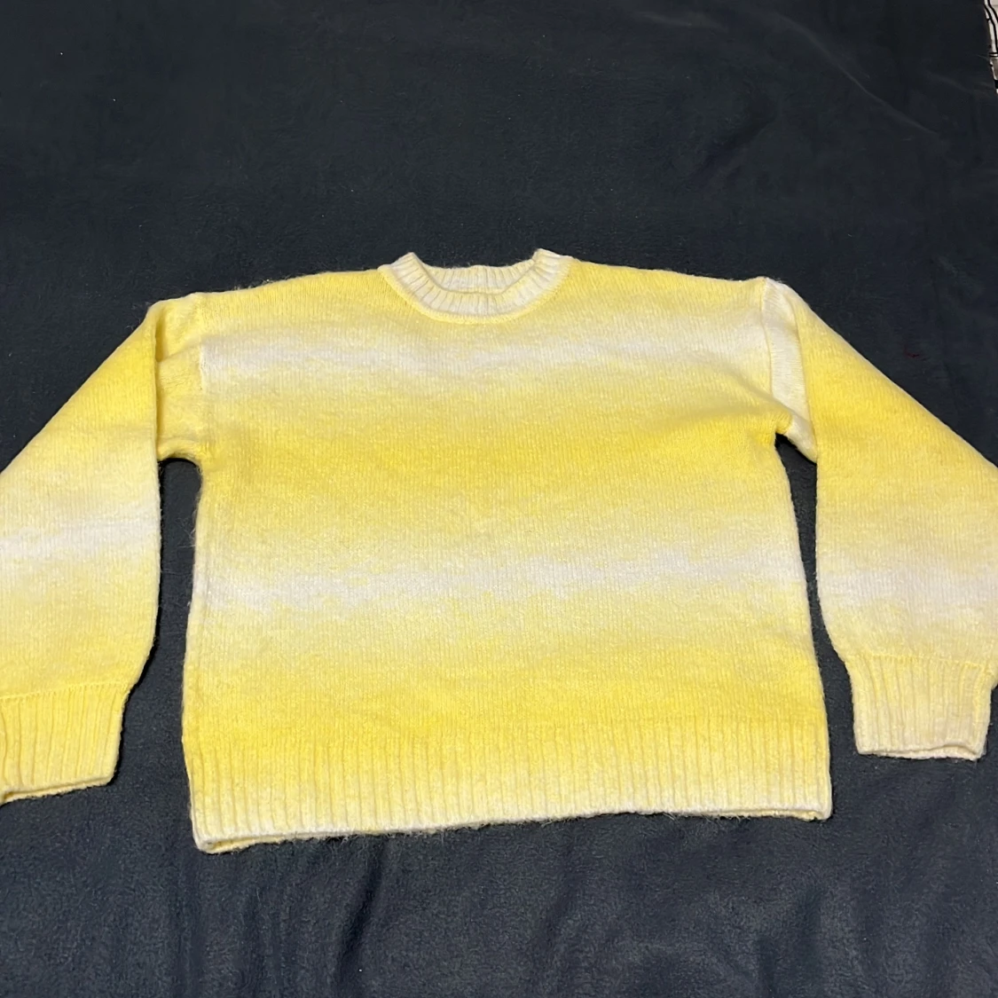 Gul stickad tröja från Cubus