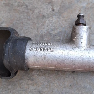 Girling slavcylinder koppling Saab 95/96/V4/Sonett - Begagnad Girling slavcylinder till frikopplingen Saab från 1965 årsmodell till 1980. Renoverad för några år sedan,har legat på hyllan sen dess. Kolven löper lätt i cylindern. Nypris ca 1500 kronor hos Peja veteranprodukter.