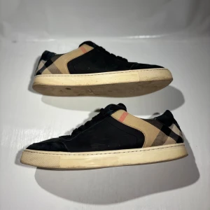 Burberry skor - Hej! Säljer nu mina skor från märket Burberry, storlek 43 bra skick, allt på bilden ingår. Tveka inte på att höra av dig om du har frågor eller funderingar kring skorna! 