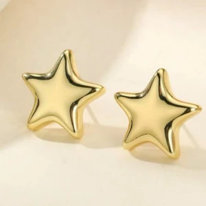 Guldiga stjärnörhängen - Säljer ett par örhängen i form av stjärnor med en snygg, glansig guldfinish. De är chunky och har en lekfull men ändå stilren design som verkligen sticker ut. Perfekta för dig som vill addera lite extra bling till din look.