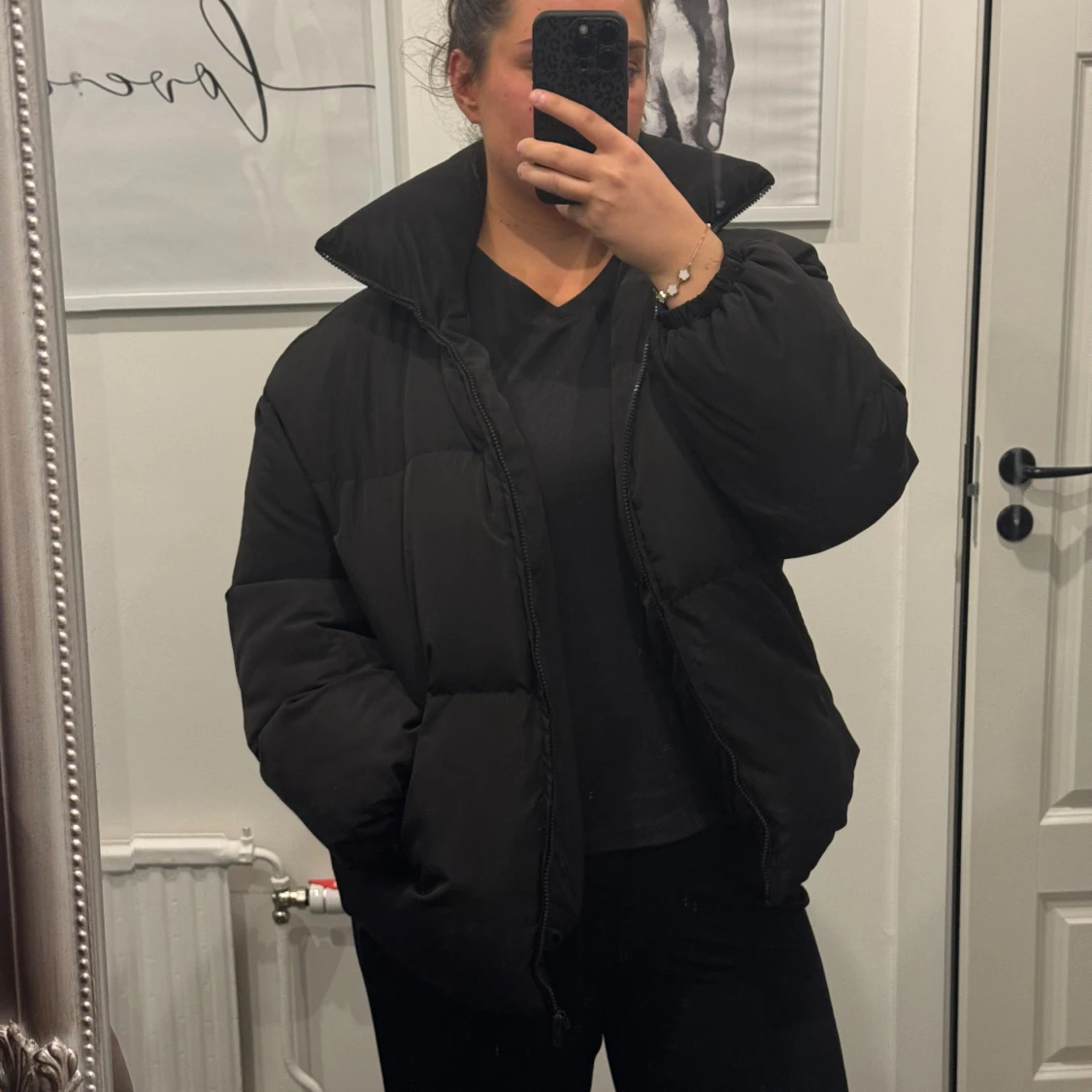 Svart pufferjacka med hög krage - 3