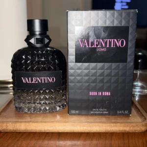 Valentino Uomo Born In Roma  - Tjena säljer en Valentino Uomo Born in Roma EdT, Ca 60-65ml kvar, Pris kan diskuteras vid snabb affär