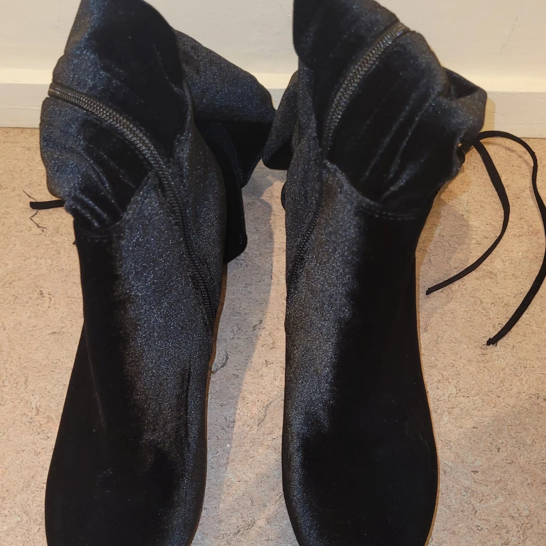 Svarta höga stövlar med klack. Från Skopunkten (Aldrig använda).  - 2