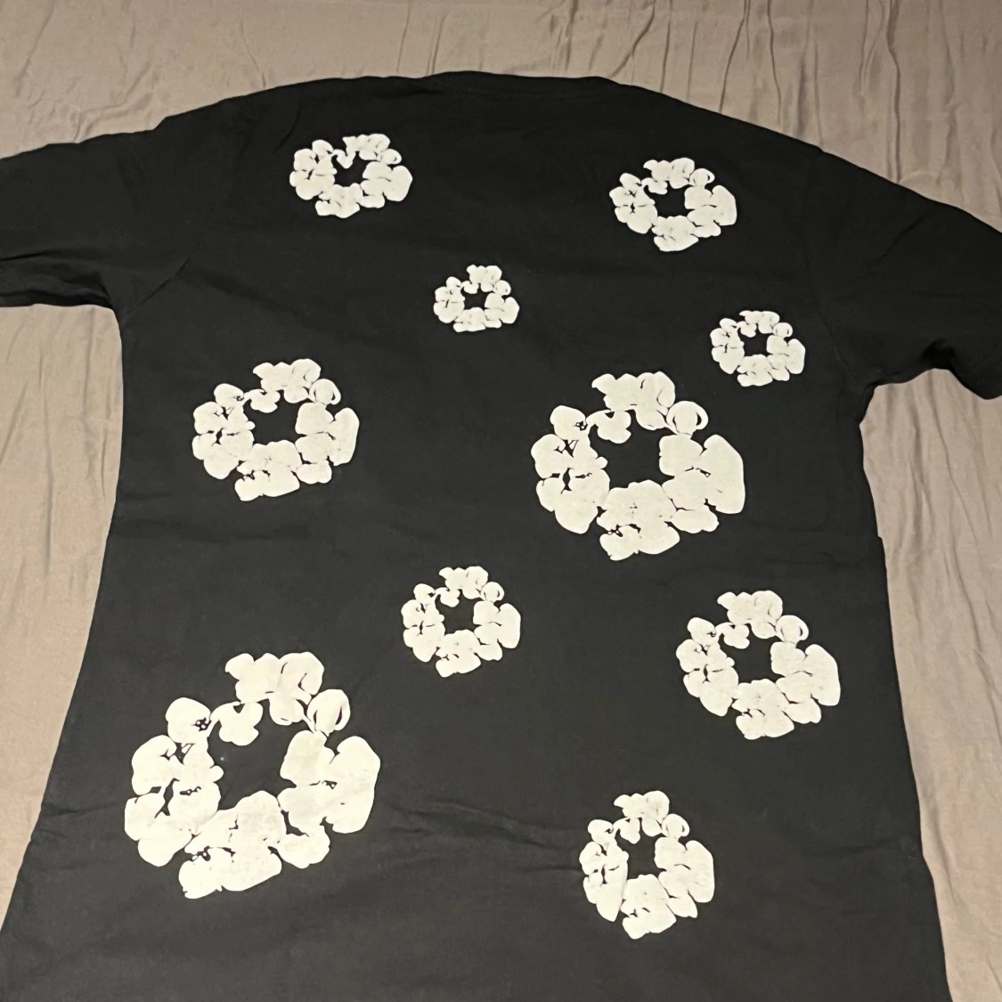 Svart t-shirt med vita blommor - 2