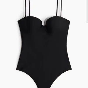 Svart body med smala axelband - Body med smala axelband och en lätt v-ringad form upptill. JAG VILL GÄRNA BYTA DET ÄR EN 75B men letar efter en 75C SÅ SKRIV OM NI HAR EN 