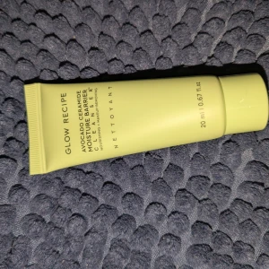 Glow Recipe Avocado Ceramide Moisture Barrier - Glow Recipe Avocado Ceramide Moisture Barrier Cleanser i en ljusgrön tub på 20 ml. Rengöringen är närande och makeupborttagande, perfekt för dig som vill ha en mjuk och återfuktad hud. Tuben är smidig att ta med och har en modern design.