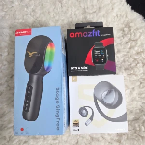 Amazfit GTS 4 Mini,& Stage SingFree Karaoke Microphone, SoundPEATS & GoFree 2 Wireless Earbuds - Tredelat set inklusive smartklocka, hörlurar och mikrofon; alla artiklar är helt nya i lådan.