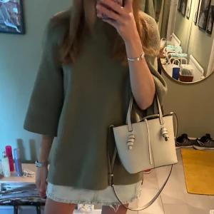 Grön stickad tröja - Supergosig stickad t-shirt ish tröja! Den är mossgrön och har även två små slits på sidan🤎 Från &other stories