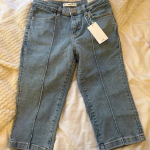 Ljusblå Capri byxor från Mango - Snygga ljusblå Capri byxor från Mango. De är helt oanvändbara eftersom de ej passar mig.