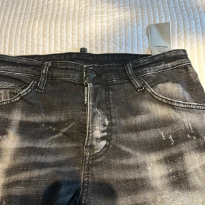 dsquared2 jeans  - Köpta och använda flitigt. Fyll på garderoben med dessa feta jeans. Har olika patch work på längden av läder och är stilrena även som streetwear plag. 
