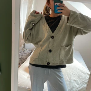 Kofta  - Kofta från H&M. Färgen är beige men med en tusch av grönt ish. Iaf skit snygg och trendig😉