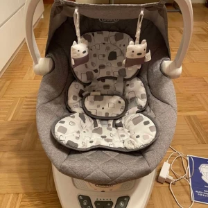 Graco Baby Swing- fri frakt bara idag - Fri-frakt bara den 11 november.Har använts bara 1 gang och den kommer med henns packet. Produkten erbjuder en mjuk, svajande rörelse i fem hastigheter (startas med en lätt knuff), vibrationsfunktion med två nivåer, och ljud med 10 melodier, 5 naturljud samt MP3-anslutning. Sitsen har två lutningslägen och en fempunktssele för säkerhet. Den levereras med sufflett och två mjukisdjur. Tack vare bärhandtag och kompakt hopfällning är den enkel att flytta och förvara.