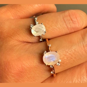 Ring med månsten och kristaller - Superfina ringar med oval månsten i mitten och små gnistrande kristaller runt om. Finns både i 18K roséguld och 925 sterling silver. Stenen har en magisk, skimrande effekt som verkligen drar blickarna till sig. Perfekt för dig som gillar unika och drömmiga smycken. Finns i strlk 4,5,6,7,8,9