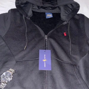 Polo zip storlek S - Fin zip från Polo Ralph Lauren aldrig använd fick i present men vill sälja för o köpa annat hör av er om nie sugna o går alltid o fråga om priset!