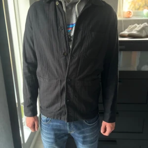 A days march overshirt - Säljer denna overshirt från a days march | Strorlek S (modellen är 179) | Skick 8/10 | Nypris 1500 | hör gärna av dig vid minsta fråga 😁✅