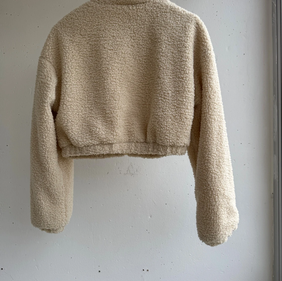 Beige teddyjacka från SHEIN, croppad - 2