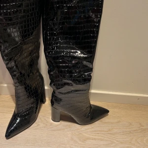 höga klackar  - Säljer mina klackar, skit snygga men tyvärr lite för små, aldrig använda enbart provade!  