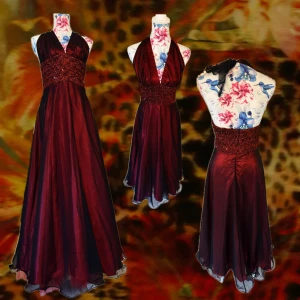 Vinröd långklänning med paljetter - Säljer en vinröd långklänning med halterneck och djup v-ringning. Midjan är dekorerad med glittriga paljetter och tyget är lätt och svepande. Klänningen har öppen rygg med knyt i nacken och ett elegant fall. Perfekt för dig som vill sticka ut på bal eller fest! Passar en storlek 40! 