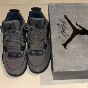 Jordan 4 cave stone and black - Säljer min Jordan 4 varv stone and black, har använt de i nästan 1 månad, storlek S. Ingen skada ingen fläckor, pris kan diskuteras 