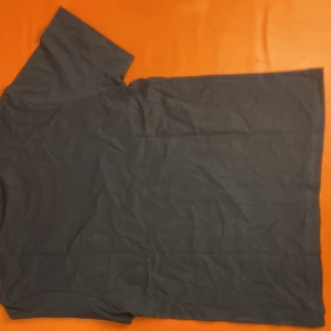 Svart t-shirt från Polo Ralph Lauren - Svart t-shirt från Polo Ralph Lauren med klassisk rund hals och broderad logga på bröstet. Tillverkad i mjuk bomull och har en enkel, stilren design. Perfekt för dig som gillar ikoniska märken och clean look.