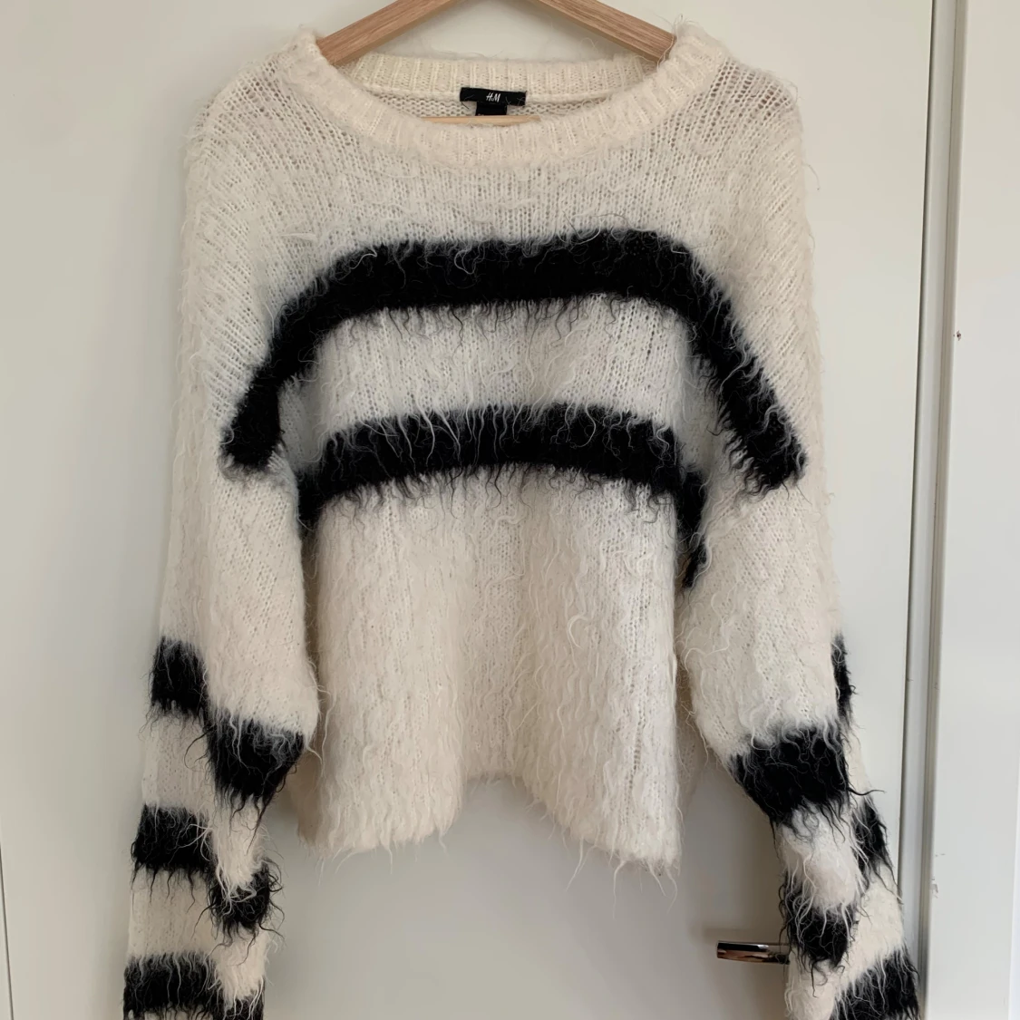 Vit och svart fluffig stickad tröja H&M
