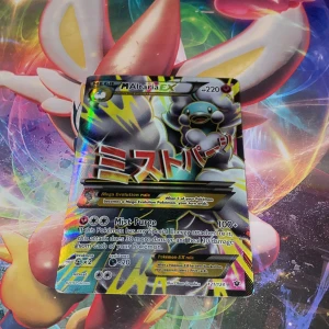 M Altaria EX - Cool och glittrande Pokémonkort med M Altaria EX! Perfekt för dig som samlar eller spelar Pokémon TCG. Kortet har starka attacker och snygg design som gör det extra eftertraktat bland unga samlare och spelare.