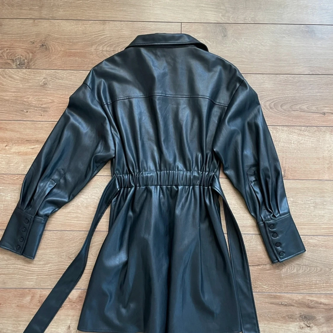 Svart kort klänning i skinn från Zara - 1