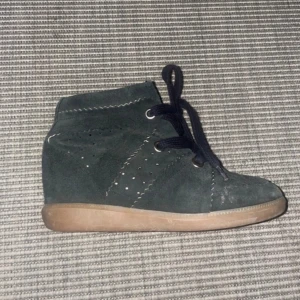 Isabel marant skor - Snygga höstiga 5 cm höga skor. De har blivit lite gråa i färgen men kan nog gå att tvätta upp dem igen. Storlek 35 men passar mig i 36 också. Säljer pga att de inte kommer till användning längre. 