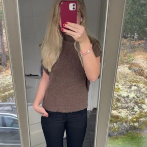 SLUTSÅLD Brun stickadtröja  - Mysig brun stickad topp från Nelly. Slutsåld på deras hemsida❣️