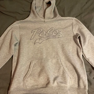 Grå hoodie från Ralph Lauren - Säljer en stilren grå hoodie från Ralph Lauren med stor Polo-logga på bröstet.