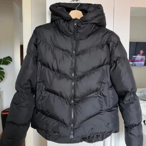 Svart pufferjacka med huva - Ska likna en dunjacka. Jag tvättade den så ”dunet” klumpade sig men det går säkert att fixa. Bra höstjacka 