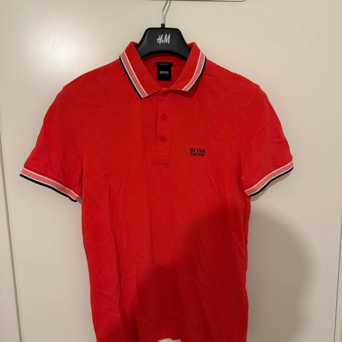 Röd pikétröja från Hugo Boss