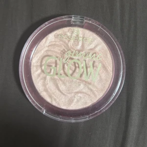 Essence highlighter Genuine Glow - Highlighter från Essence i nyansen Genuine Glow