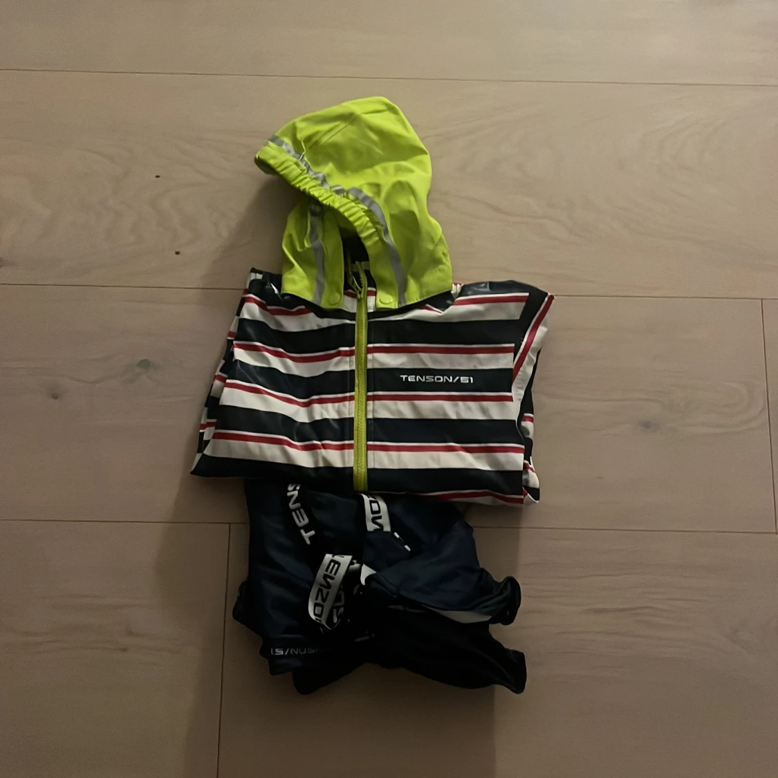 Randig regnjacka och regn byxor från Tenson i storlek 122/128 - 3