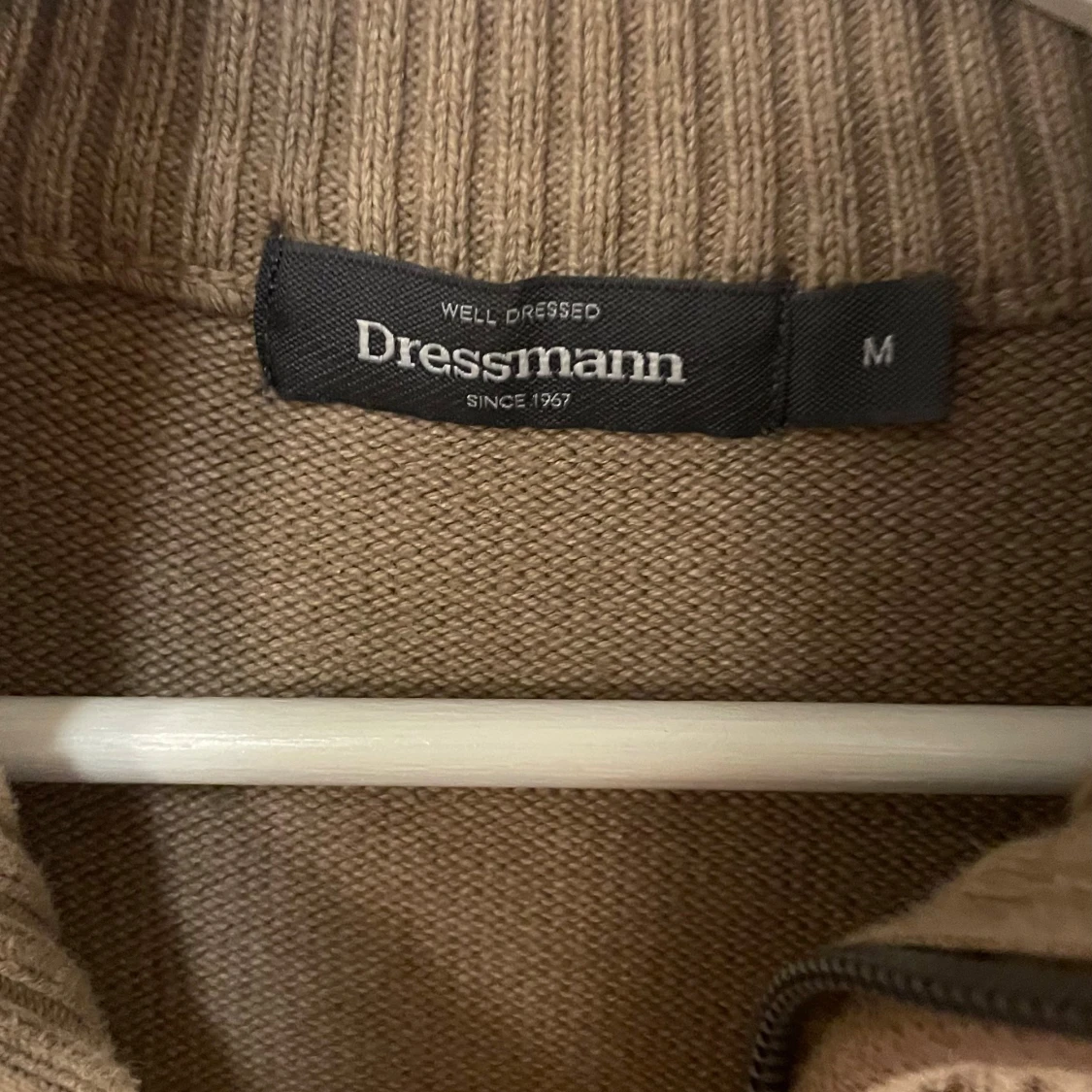 Beige stickad kofta från Dressmann - 2
