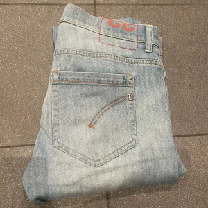 Dondup George  - Ett par schyssta ljusblåa dondup i modellen George, storlek 32, passar 31/32. Skick 9/10, tvättas självklart vid köp. Hör av er vid frågor och funderingar.