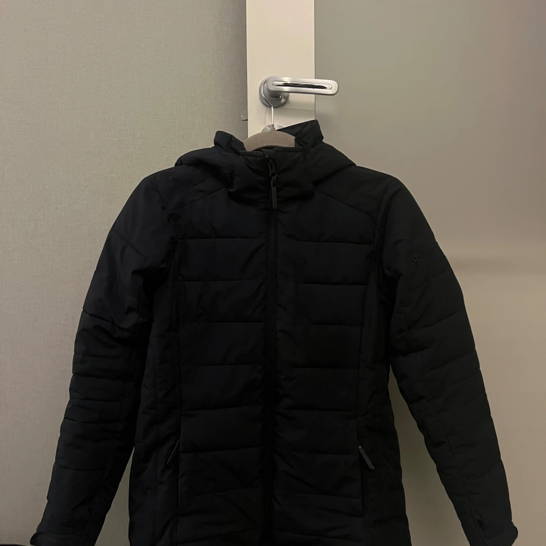 Mörkblå pufferjacka Peak Performance