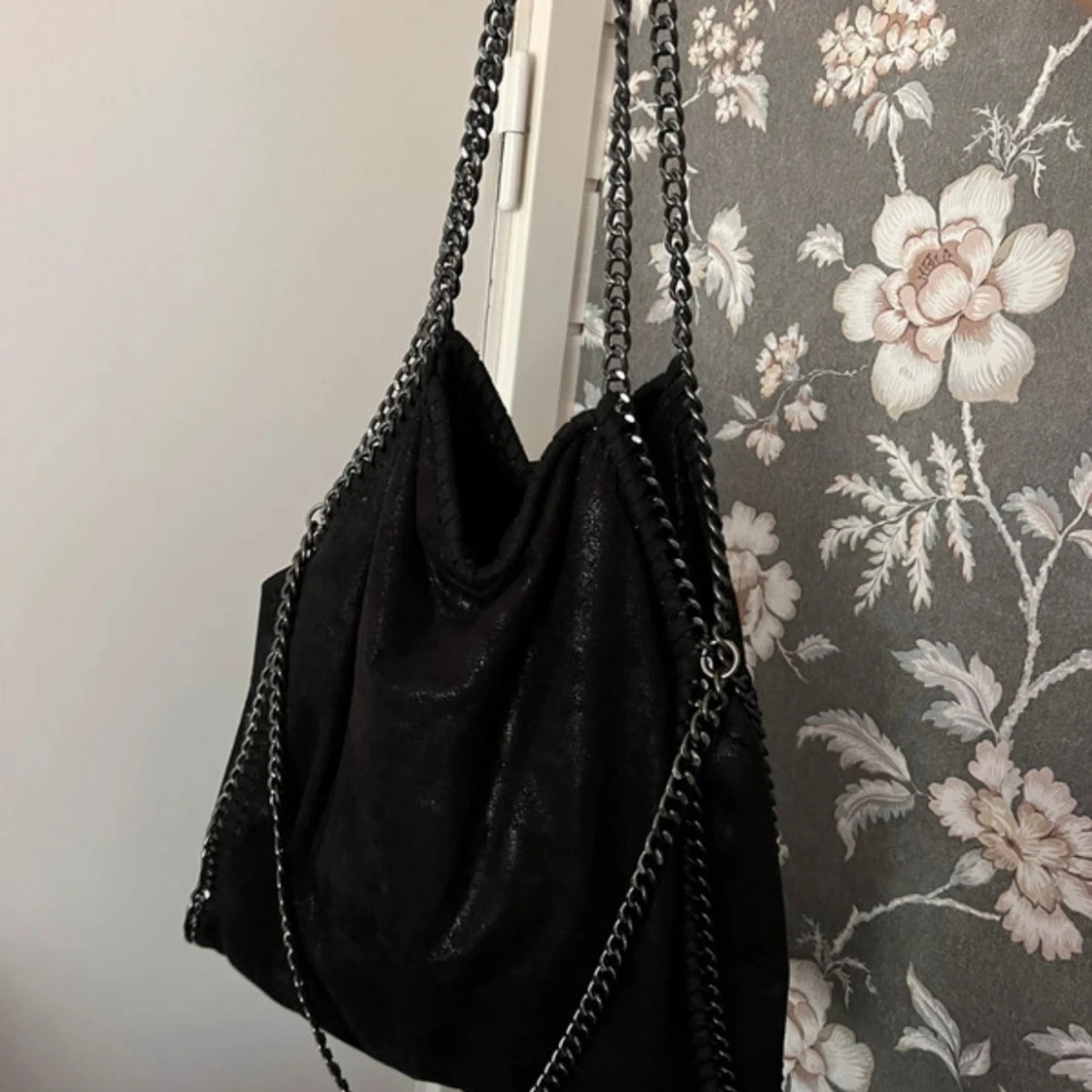 Svart axelväska med kedjedetaljer