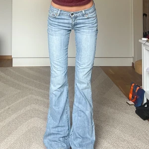 Levis - Midjemått: 35cm rakt över, innerbenslängd: 84cm 💕