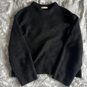 Stickad tröja Gina - Svart stickad tröja från Gina Tricot. Knappt använd och inga defekter. Kolla gärna in mina andra annonser och lägg gärna bud på bundle!