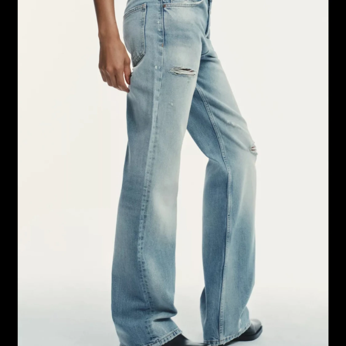 Ljusblå wide jeans med slitningar - 1