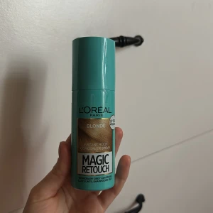 L'Oréal Magic Retouch Blonde - Använd 1 gång. Magic Retouch från L'Oréal Paris är en spray för att snabbt täcka utväxt och gråa hårstrån. Färgen är Blonde och flaskan är turkos med en praktisk sprayfunktion. Innehåller 75 ml och ger temporär täckning som tvättas ur med schampo.
