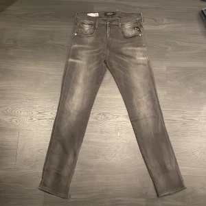 Replay anbass jeans - Jeansen har sjuka fades och har aldrig använts. Köpta på Åhléns. Skick: 10/10. Nypris: 1299. Storlek: 30-30🙌 