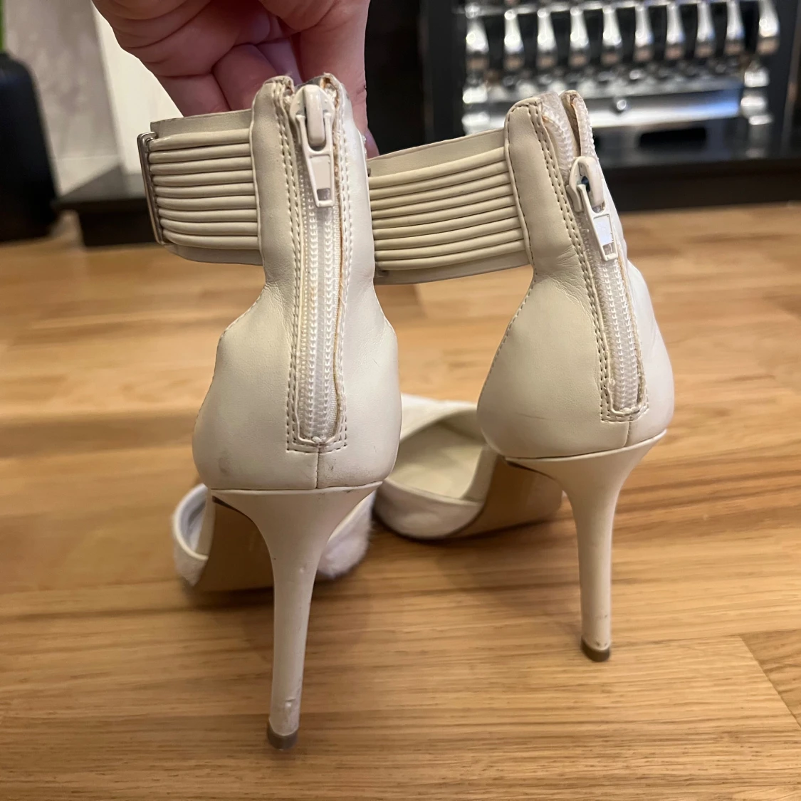 Beige pumps med spetsig tå och dragkedja - 2