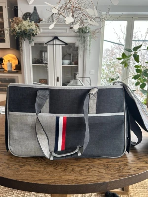 Grå och svart hund resväska med röd detalj - Säljer en hund resväska som är perfekt för dig med en liten hund. Nyskick, endast använd fåtal gånger. Stilren och effektiv. 