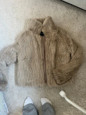 Fusk päls jacka  - Så fin jacka från Vila. Perfekt nu i vinter och till våren väldigt populär 